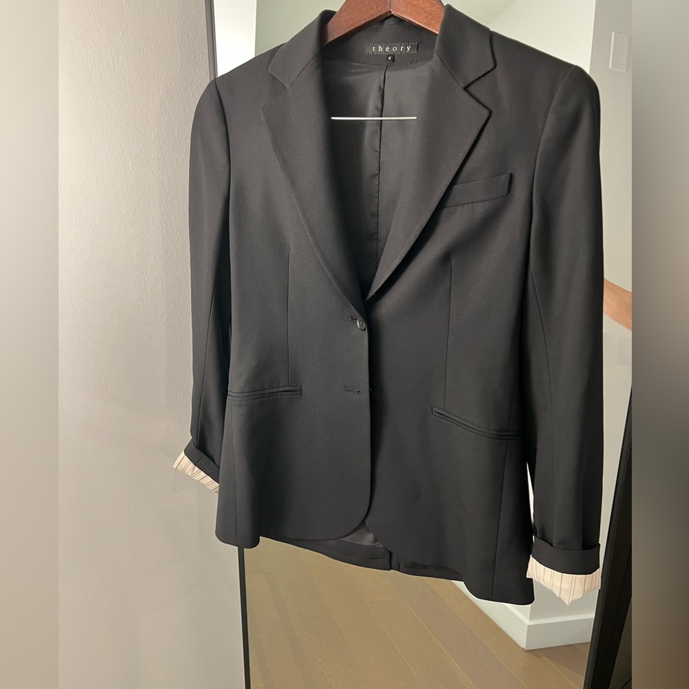 Theory boyfriend blazer. Size 6. Near perfect with white striped lining.